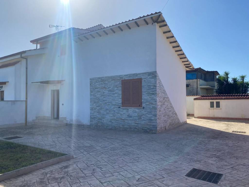 casa indipendente in vendita a Roma in zona Castel Fusano