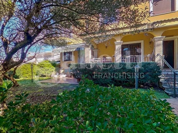 casa indipendente in vendita a Roma in zona Infernetto