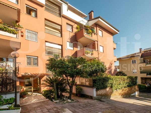 appartamento in vendita a Roma in zona Mostacciano