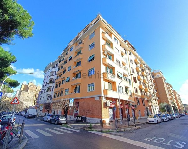 appartamento in vendita a Roma in zona Appio Latino