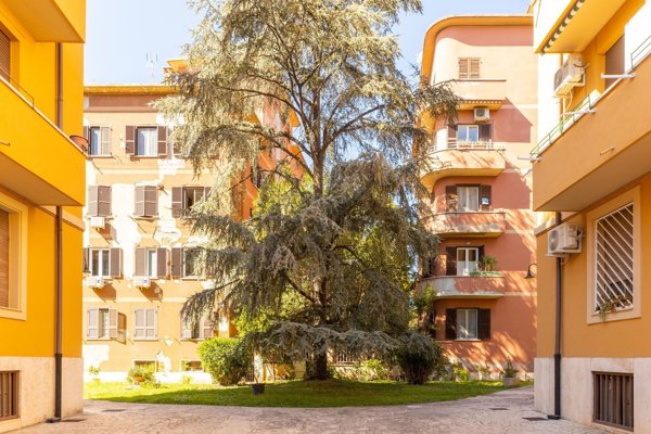 appartamento in vendita a Roma in zona Ostiense