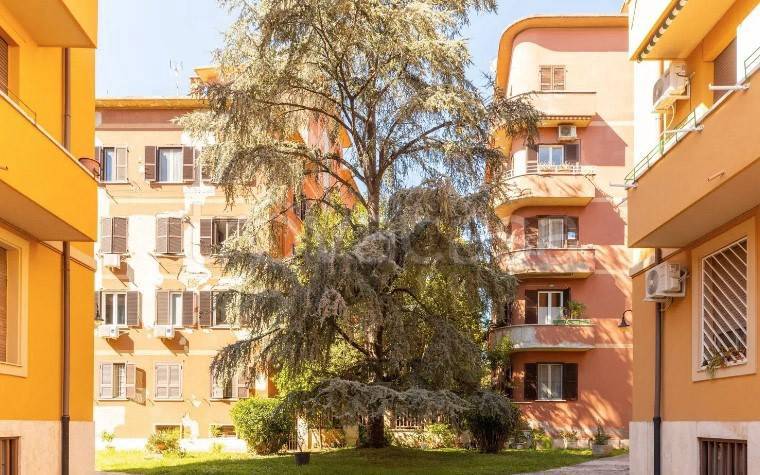 appartamento in vendita a Roma in zona Ostiense