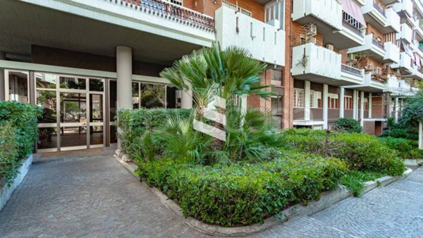 ufficio in vendita a Roma in zona Mostacciano