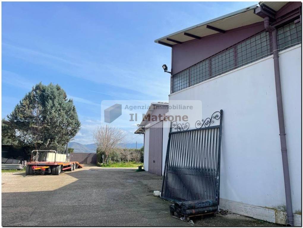 locale commerciale in vendita a Roma in zona Castelverde