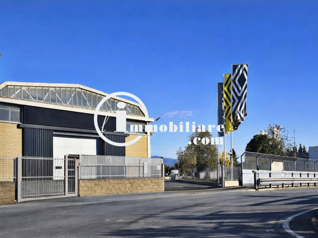 locale commerciale in vendita a Roma in zona Ponte Mammolo