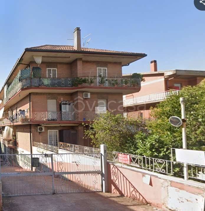 appartamento in vendita a Roma in zona Torre Angela