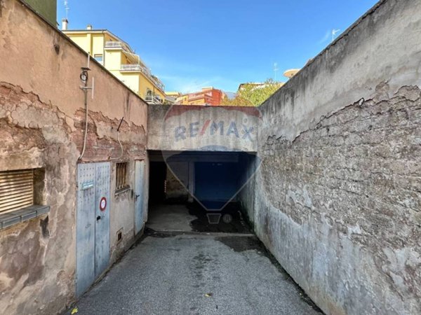 locale commerciale in vendita a Roma in zona Aurelio