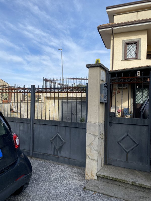 casa indipendente in vendita a Roma in zona Valle Muricana