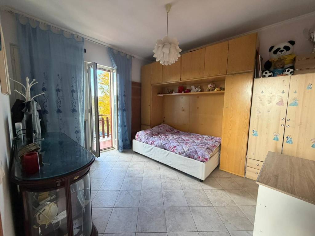 appartamento in vendita a Roma in zona Lago Regillo