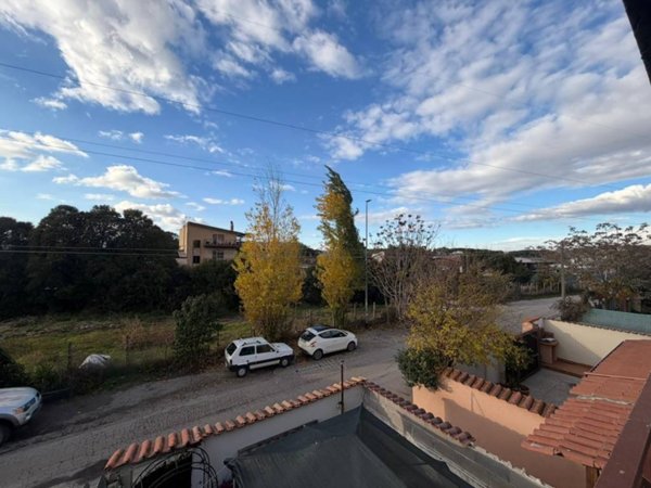appartamento in vendita a Roma in zona Lago Regillo