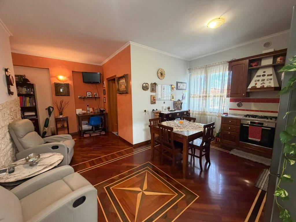 appartamento in vendita a Roma in zona Lago Regillo