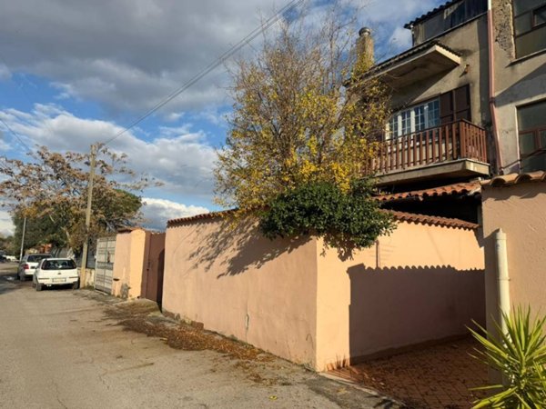 appartamento in vendita a Roma in zona Lago Regillo