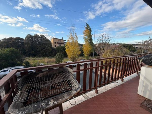 appartamento in vendita a Roma in zona Lago Regillo