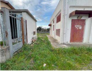 locale commerciale in vendita a Roma in zona Pantan Monastero