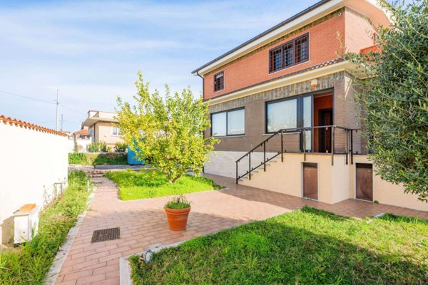 casa indipendente in vendita a Roma in zona Massimina/Casal Lumbroso
