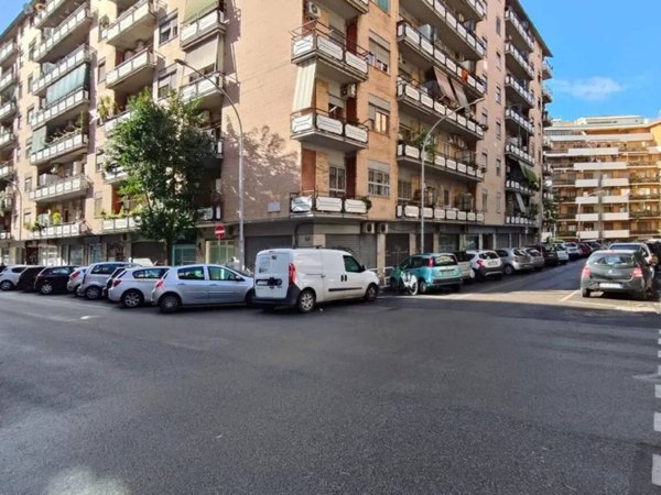 negozio in vendita a Roma in zona Tuscolano