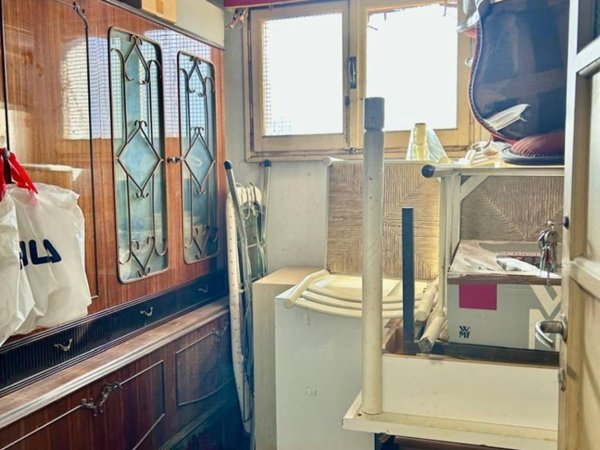 locale commerciale in vendita a Roma in zona Appio Latino