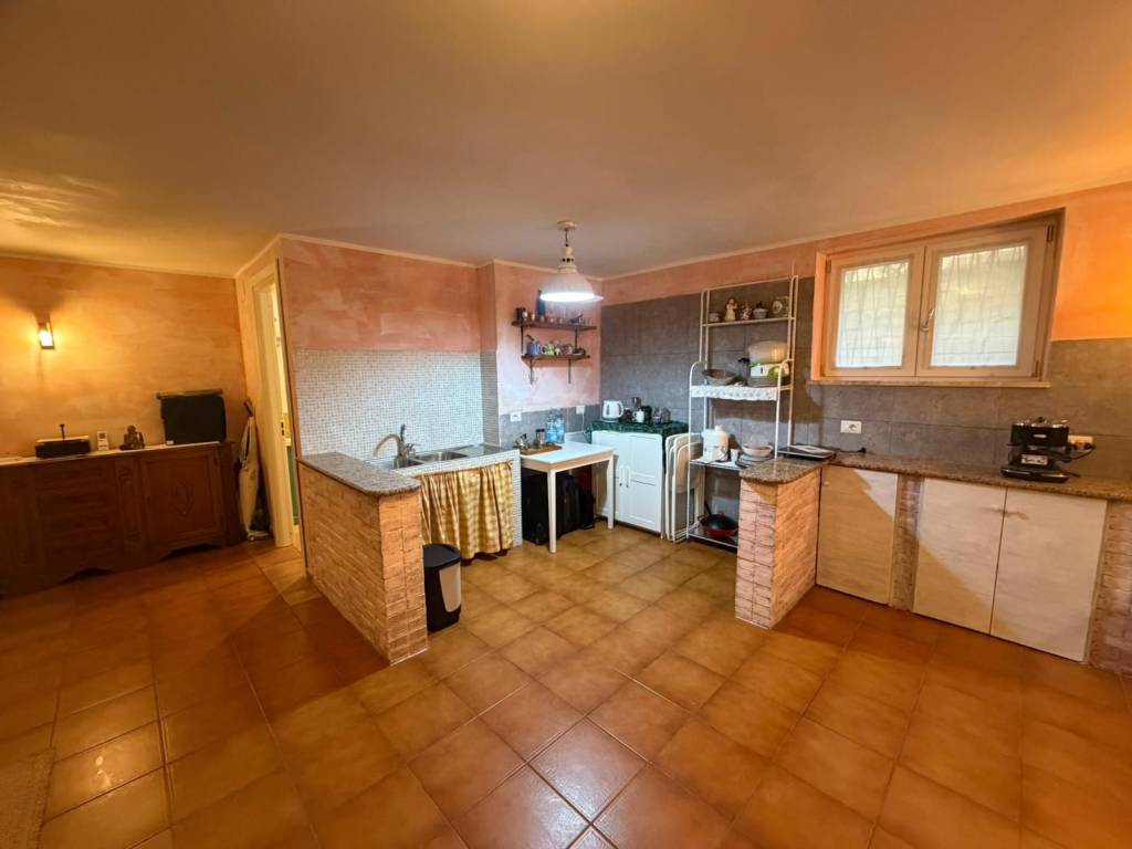 locale commerciale in vendita a Roma in zona Torrione Cerquetta