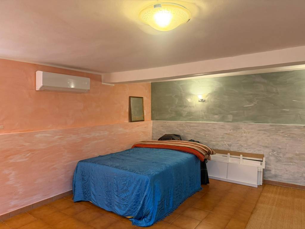 locale commerciale in vendita a Roma in zona Torrione Cerquetta