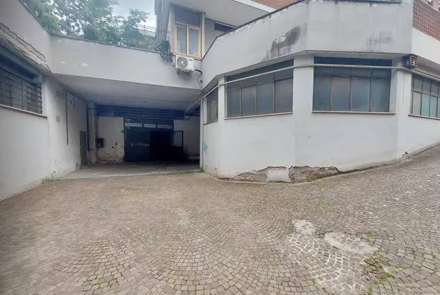 negozio in vendita a Roma in zona Appio Pignatelli