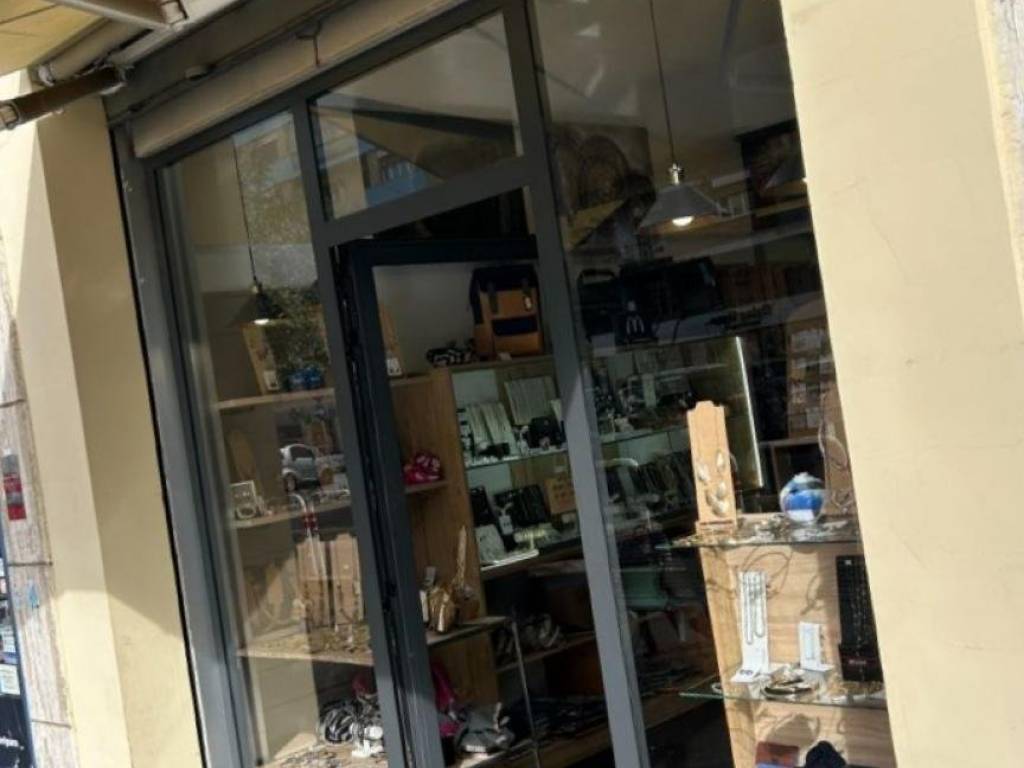 negozio in vendita a Roma in zona Cinecittà