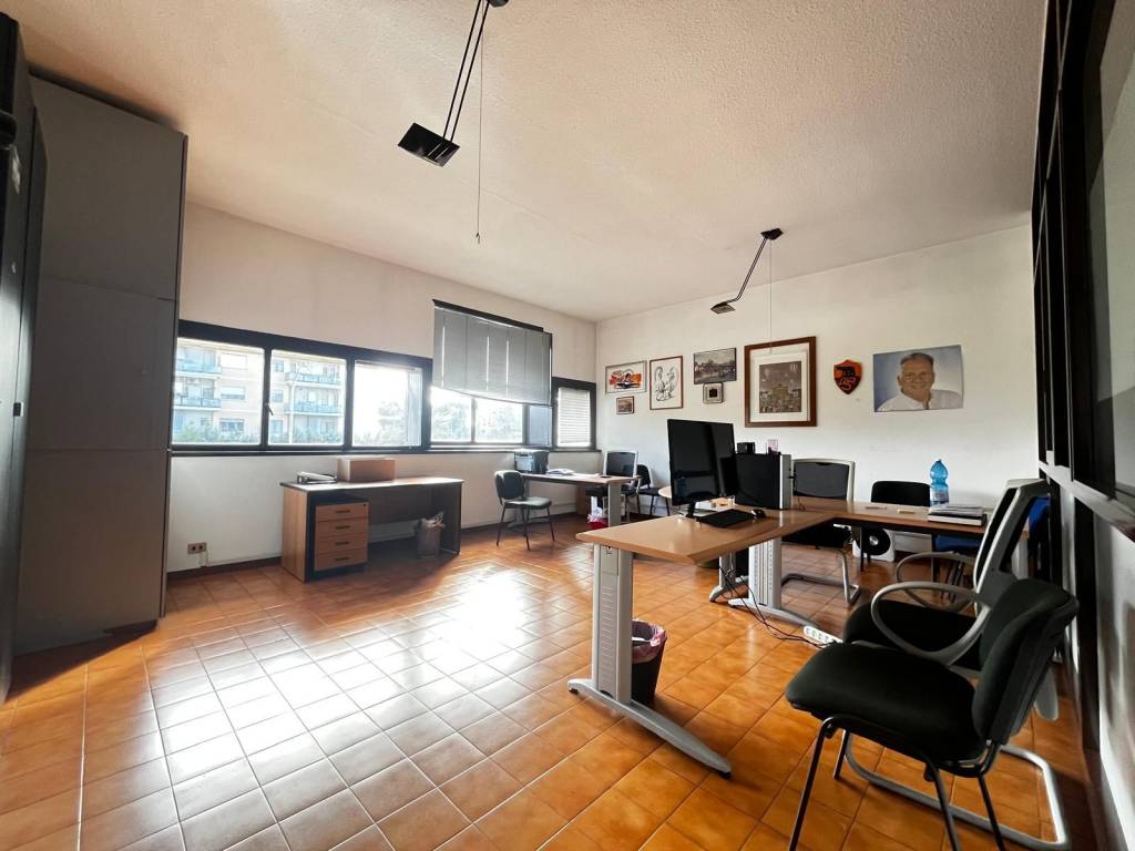 ufficio in vendita a Roma in zona Spinaceto