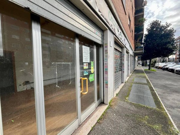 negozio in vendita a Roma in zona Casal Boccone