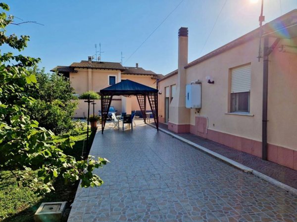 casa indipendente in vendita a Roma in zona Ostia Antica