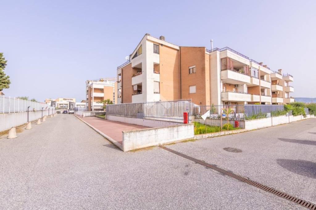 appartamento in vendita a Roma in zona Castelverde