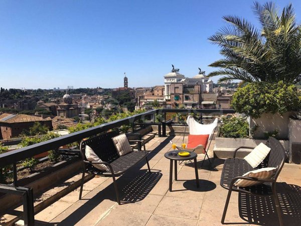 negozio in vendita a Roma in zona Trevi-Colonna