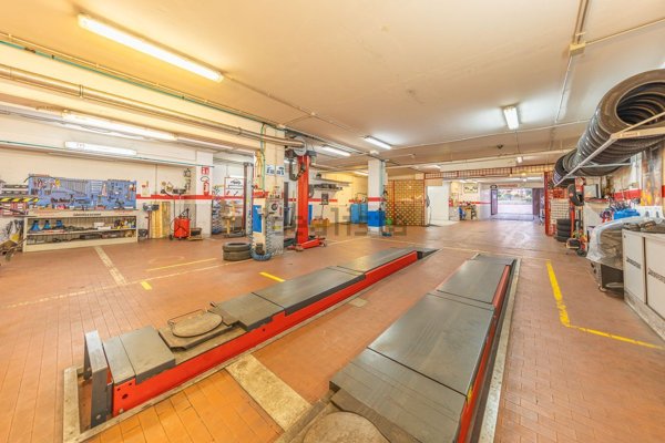 locale commerciale in vendita a Roma in zona Torre Angela