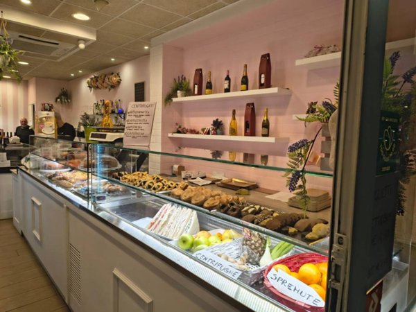 negozio in vendita a Roma in zona Appio Claudio