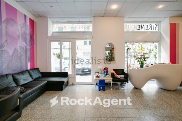 locale commerciale in vendita a Roma in zona Appio Latino