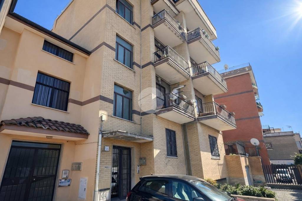 appartamento in vendita a Roma in zona Torre Angela