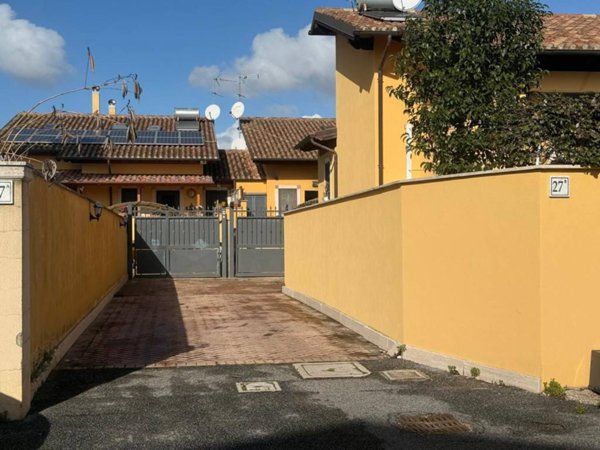 casa indipendente in vendita a Roma in zona Infernetto