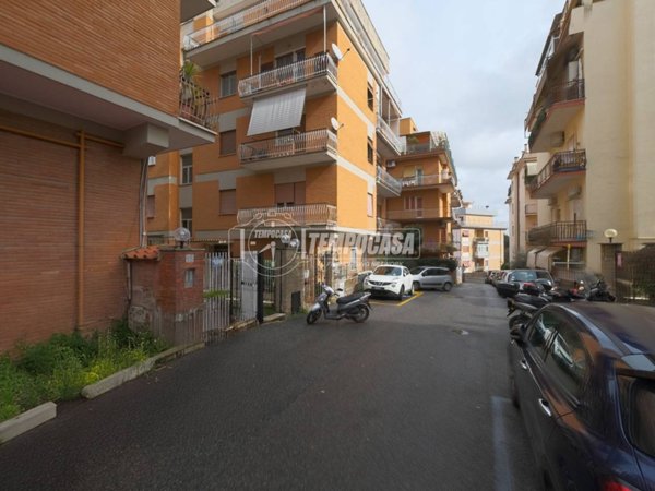 appartamento in vendita a Roma in zona Tomba di Nerone