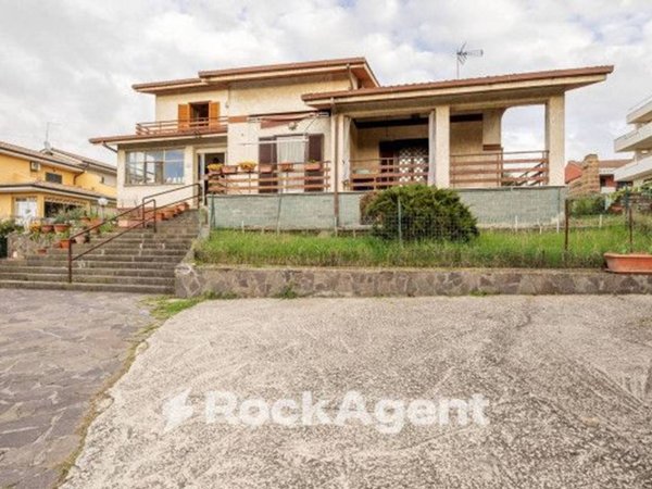 casa indipendente in vendita a Roma in zona Valle Muricana