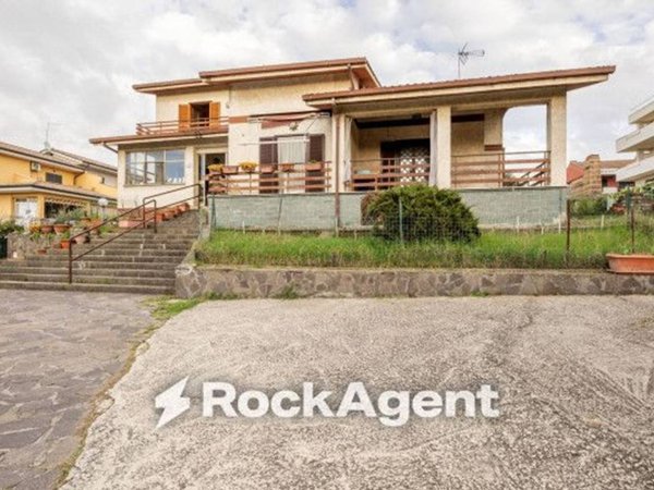 casa indipendente in vendita a Roma in zona Valle Muricana