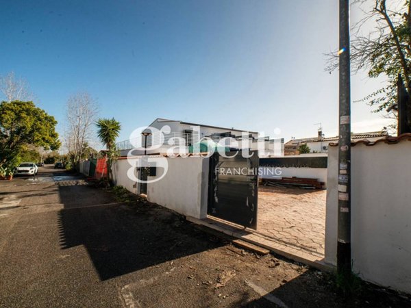 casa indipendente in vendita a Roma in zona Ostia Antica