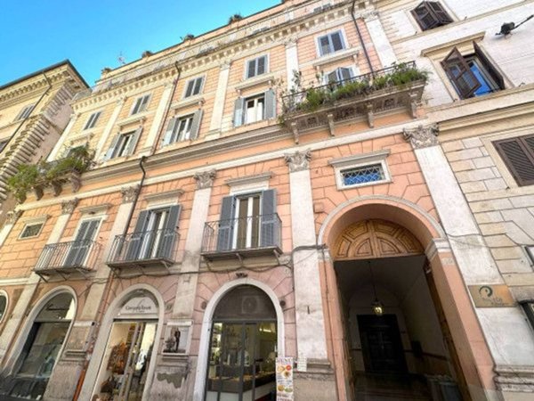 appartamento in vendita a Roma in zona Parione/Sant'Eustachio