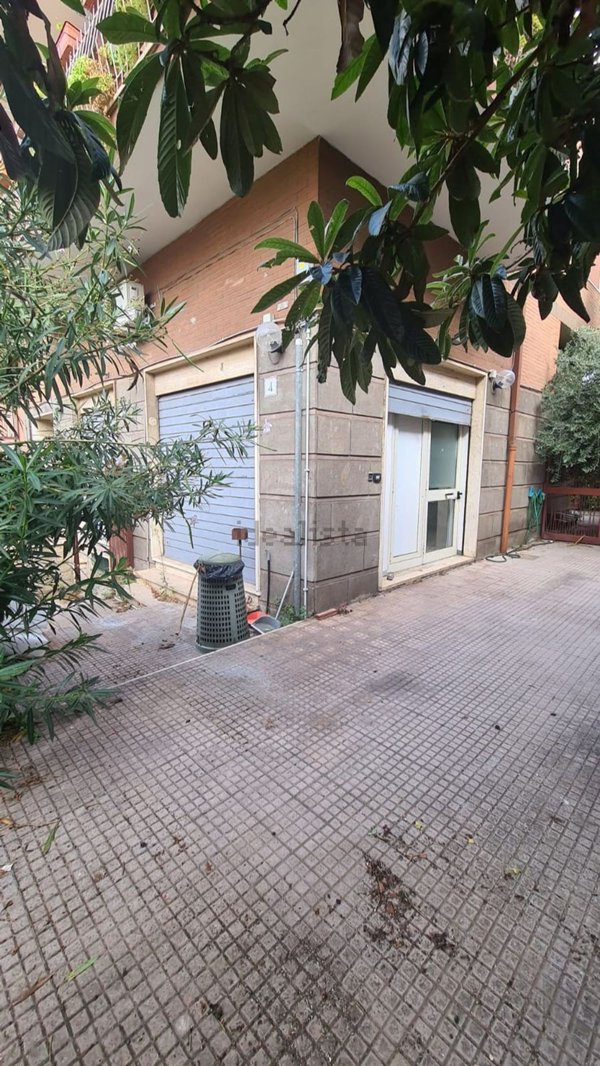 ufficio in vendita a Roma in zona Torre Angela