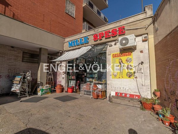 negozio in vendita a Roma in zona Primavalle