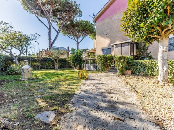 casa indipendente in vendita a Roma in zona Axa