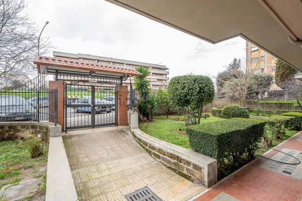 appartamento in vendita a Roma in zona Torre Spaccata