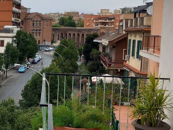 appartamento in vendita a Roma in zona Tuscolano