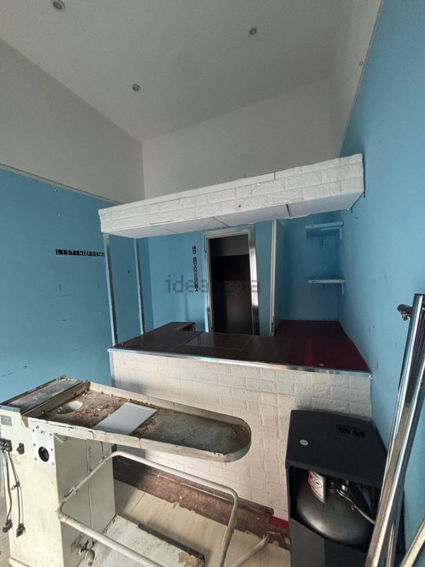 locale commerciale in vendita a Roma in zona Ostiense