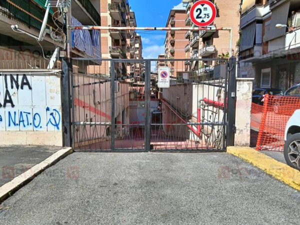 locale commerciale in vendita a Roma in zona Cinecittà