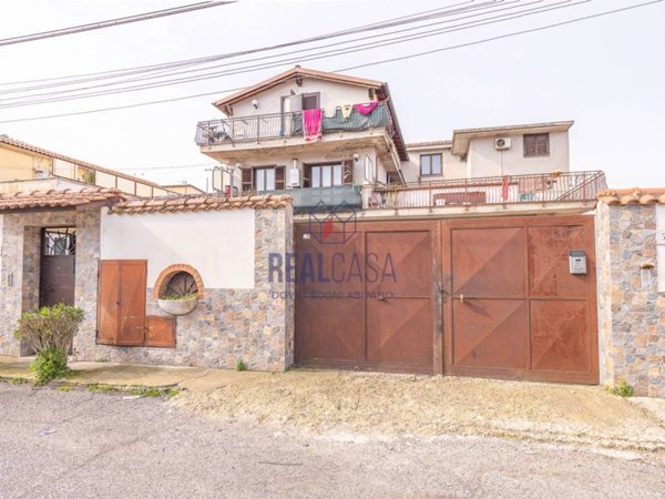 negozio in vendita a Roma in zona Finocchio