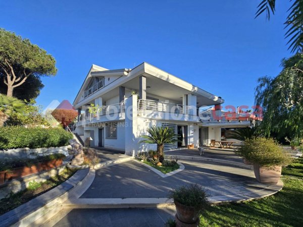 casa indipendente in vendita a Roma in zona Massimina/Casal Lumbroso