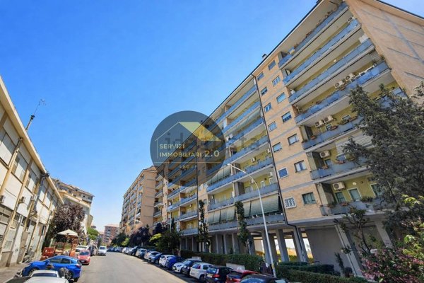 locale commerciale in vendita a Roma in zona Torre Spaccata